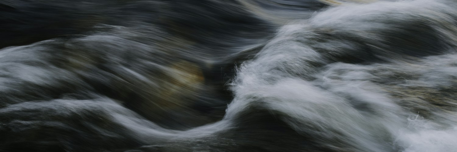 Strömendes Wasser in Langzeitbelichtung