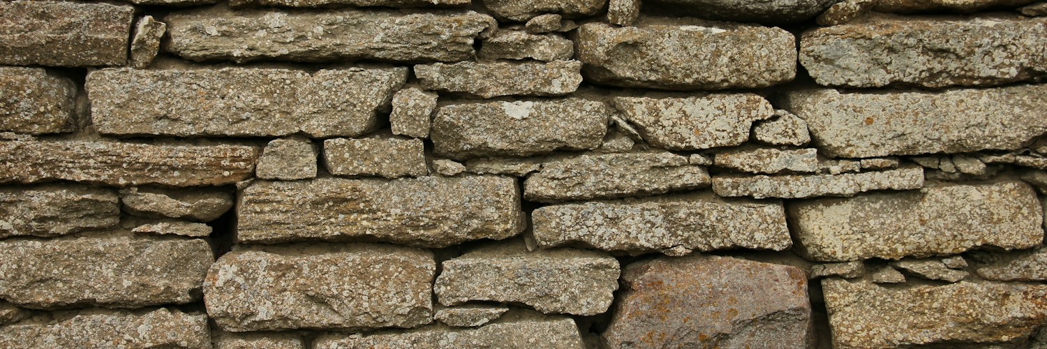Trockenmauer aus geschichteten Steinen