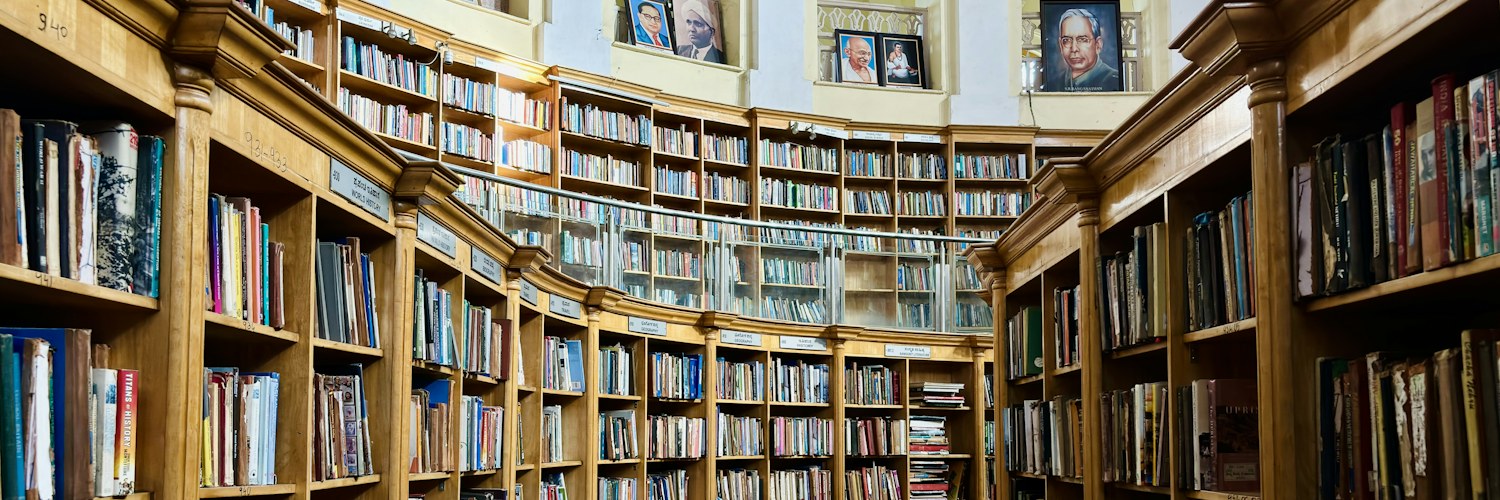 Lange Regalreihen einer Bibliothek