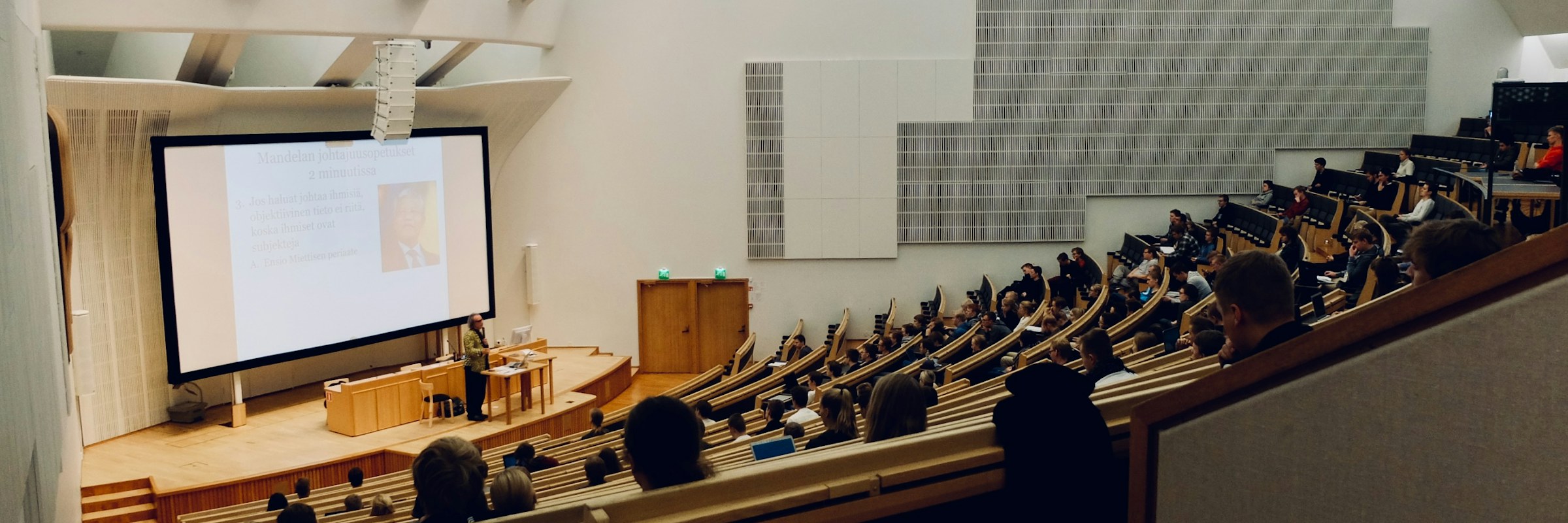 Hörsaal mit ansteigenden Sitzreihen