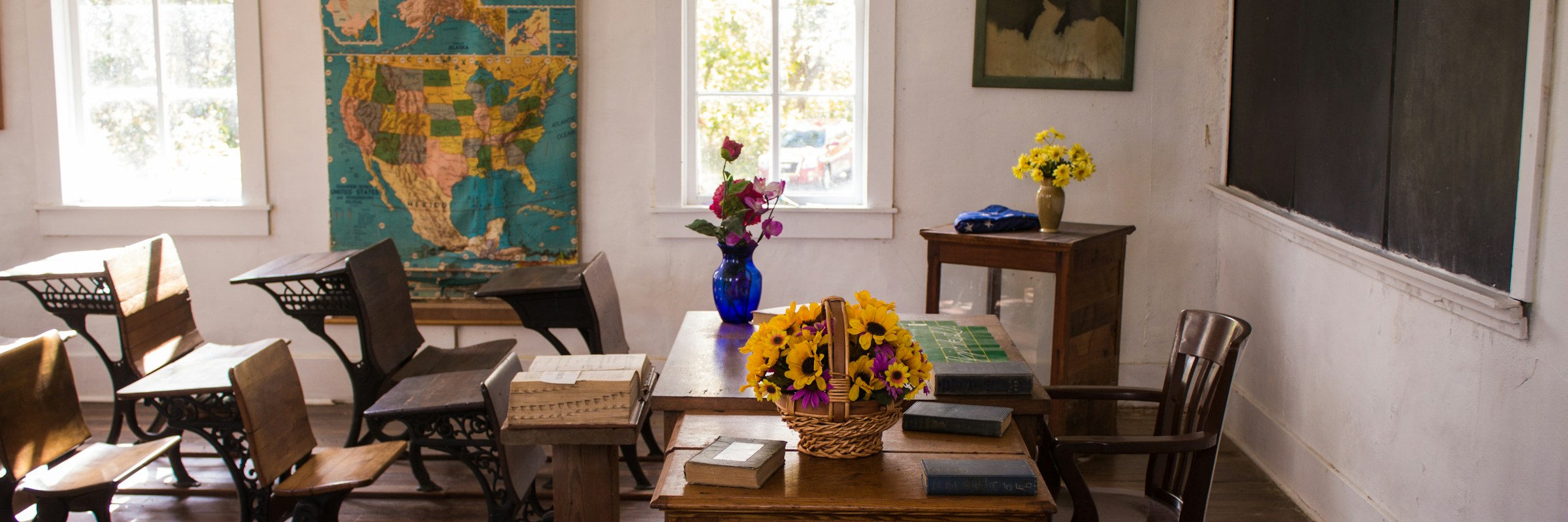 Helles Schulzimmer mit Wandkarte